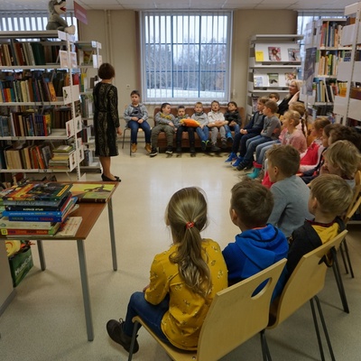 1.klassi õpilased Karksi-Nuia Raamatukogus 7.novembril